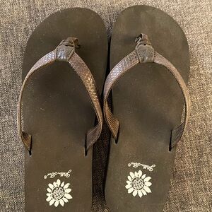 NEVER BEEN WORN YELLOW BOX Lollie style  brown low profile flip flops